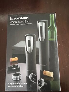 Brookstone NWT Wine Gift Set